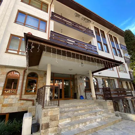 Cedar Next To Lift One Bedroom