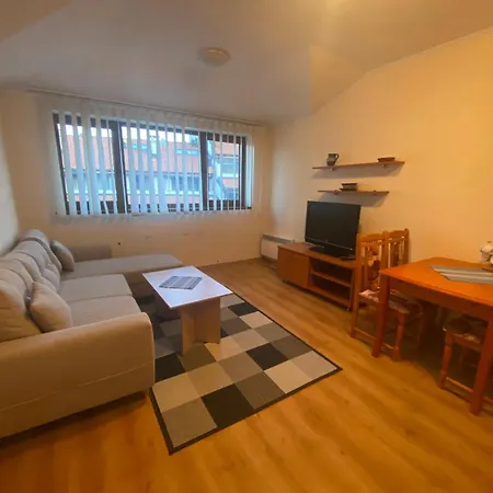 Апартамент Cedar Next To Lift One Bedroom Банско