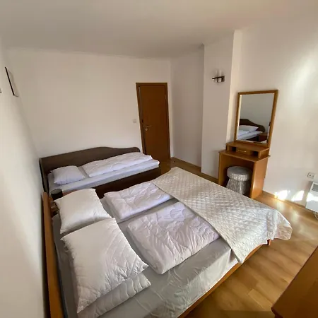 Cedar Next To Lift One Bedroom Apartman